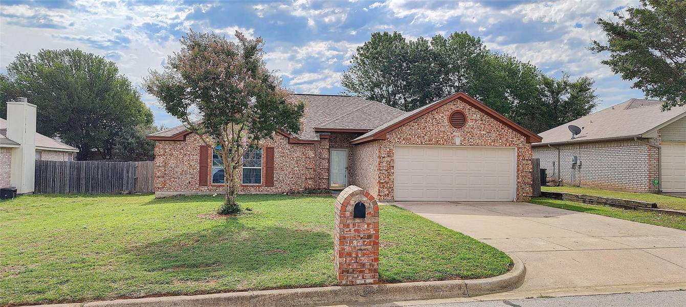 1012 High Crest Drive, Azle, TX 76020