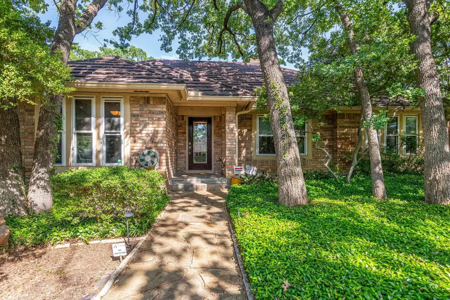 1919 Creek Wood Drive, Arlington, TX 76006