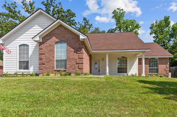 307 Whitehouse Oaks Street,  Lufkin,  TX 75901