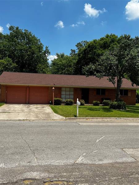 302 Hillside Drive, Gainesville, TX 76240