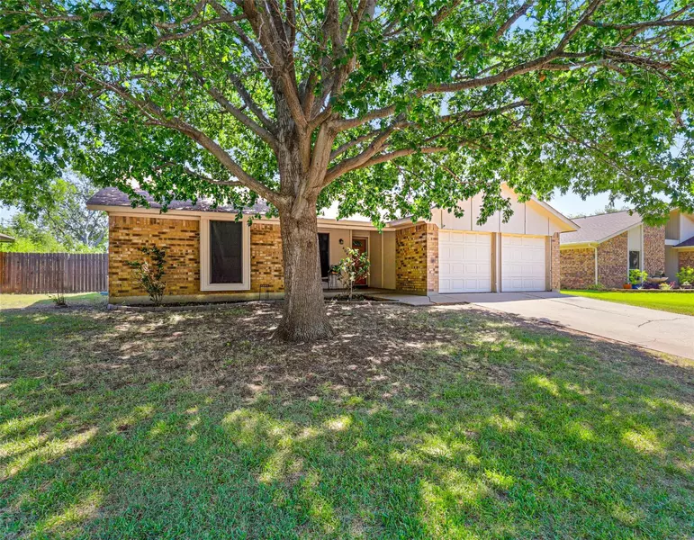 404 NW Charlyne Drive, Burleson, TX 76028