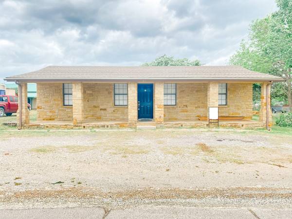 29 E Palo Pinto Street, Santo, TX 76472