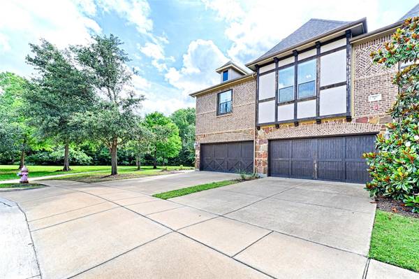 913 Brook Forest Lane, Euless, TX 76039