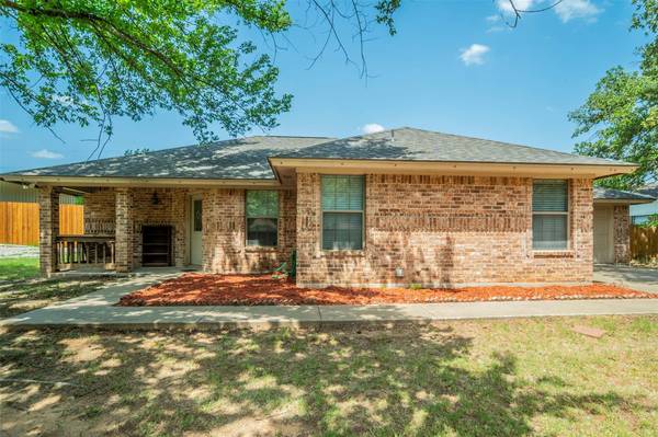 413 Maplewood Street, Azle, TX 76020