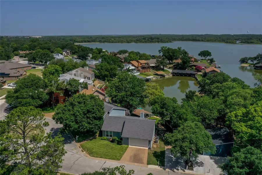 512 Harbor Drive S, Azle, TX 76020