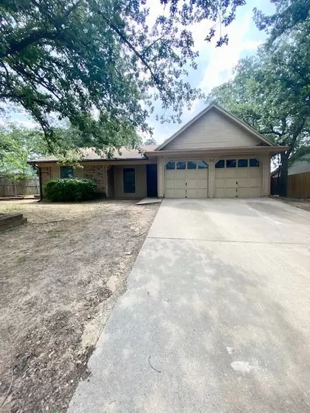 717 Timberoaks Drive, Azle, TX 76020