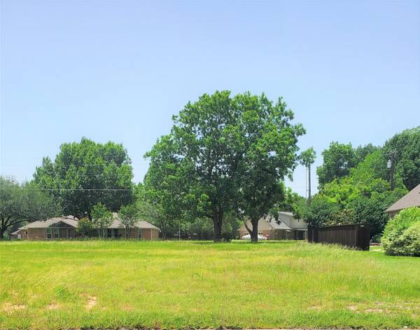 2105 Bois d'Arc, Bonham, TX 75418