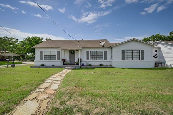 208 W College Street, Blooming Grove, TX 76626