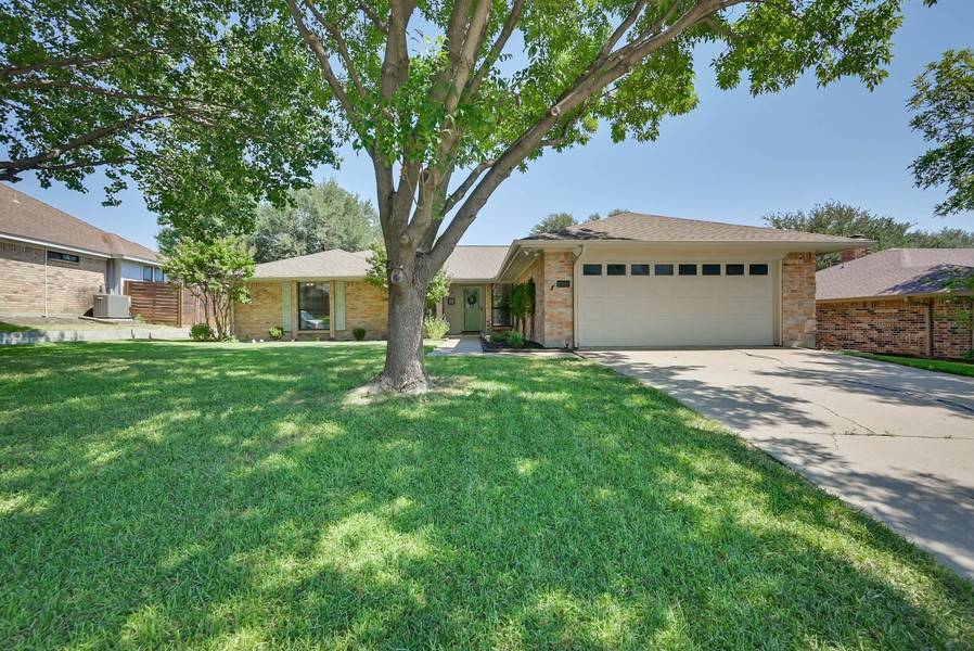 10120 Regent Row Street, Benbrook, TX 76126