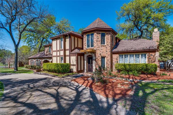 105 Woodhaven Court,  Oak Leaf,  TX 75154