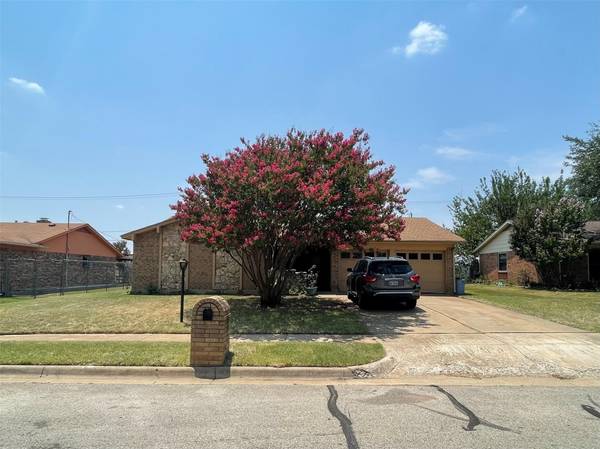 228 S Heights Drive, Crowley, TX 76036