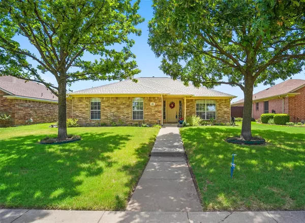 709 NW Summercrest Boulevard, Burleson, TX 76028