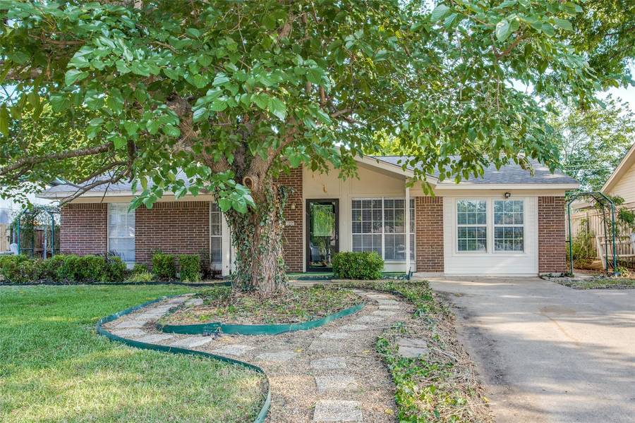 322 Linkmeadow Drive, Duncanville, TX 75137