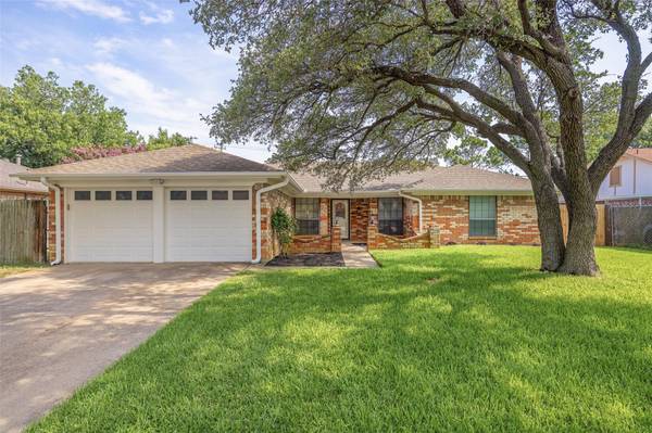 308 Northglen Drive, Hurst, TX 76054