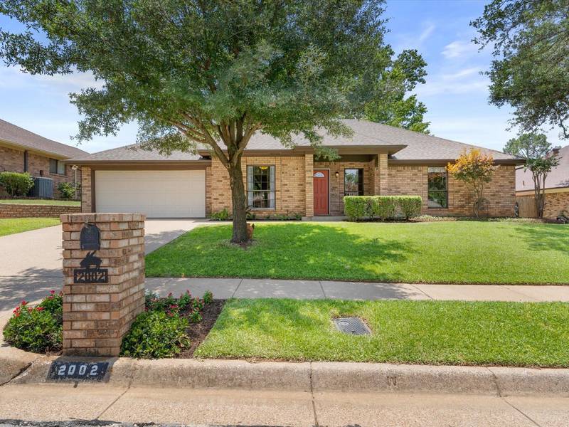 2002 W Nathan Lowe Road W, Arlington, TX 76017