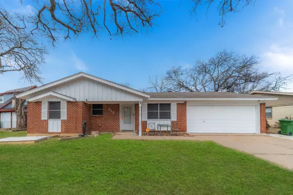 513 E Redbud Drive, Hurst, TX 76053