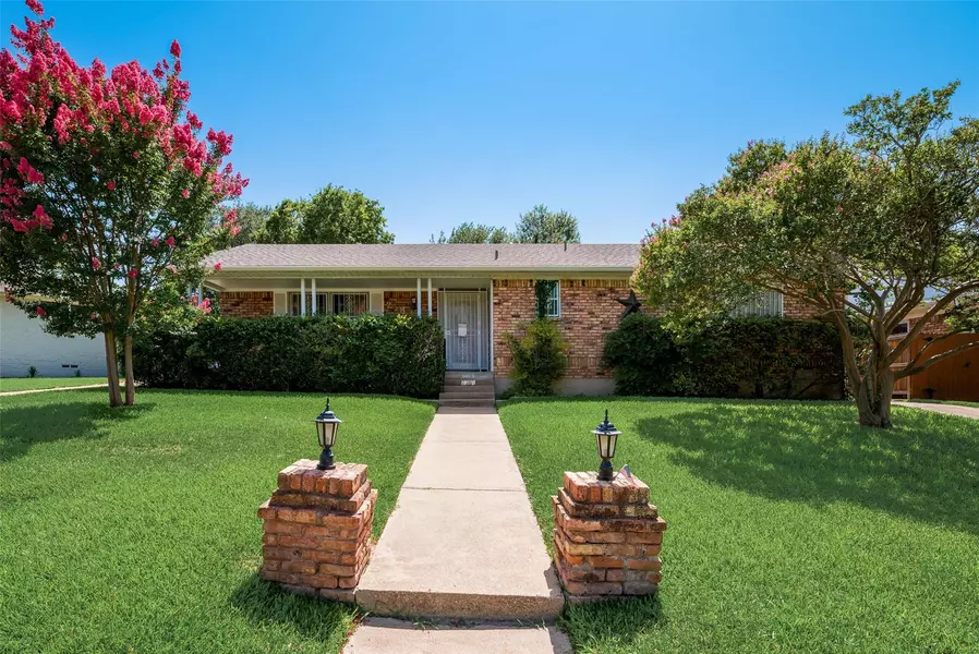 2381 Rockyglen Drive, Dallas, TX 75228