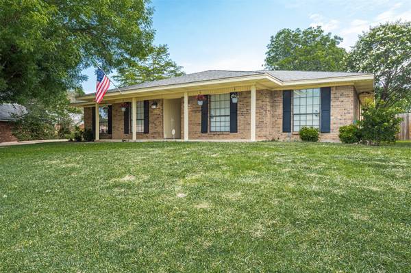 9828 Bancroft Drive, Benbrook, TX 76126