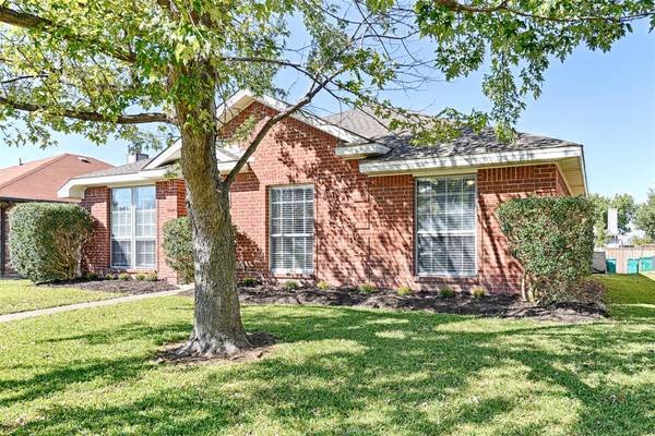 921 Applewood Drive, Cedar Hill, TX 75104