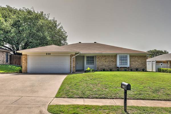 228 Meadowhill Drive, Benbrook, TX 76126