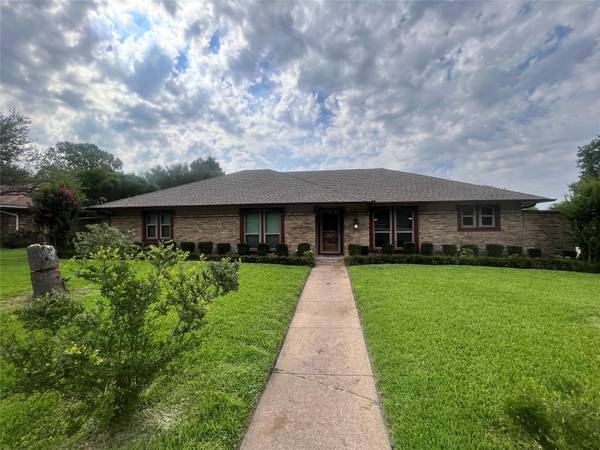 1000 Oak Meadow Lane, Desoto, TX 75115