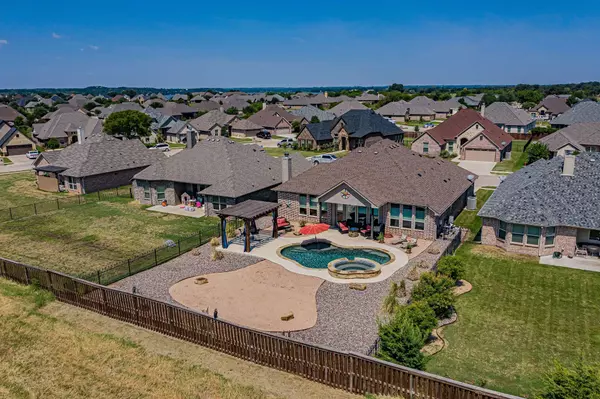 304 Oar Wood Drive, Granbury, TX 76049