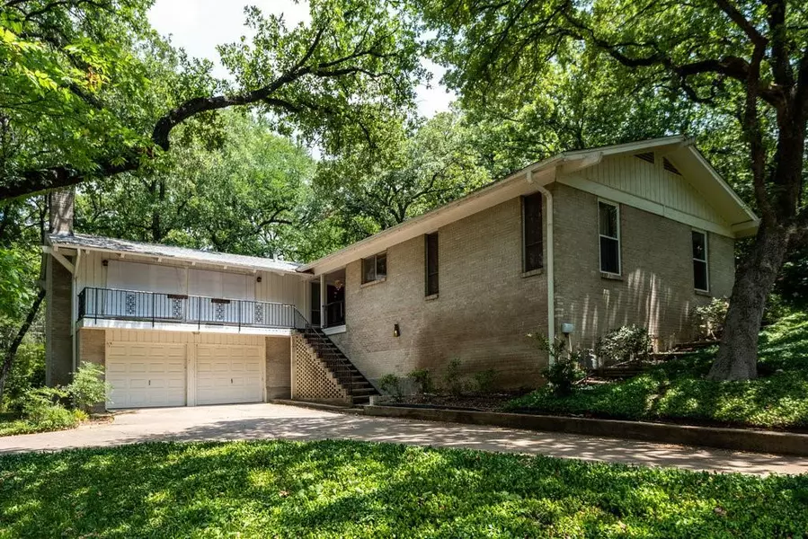 913 Shady Oaks Court, Arlington, TX 76012