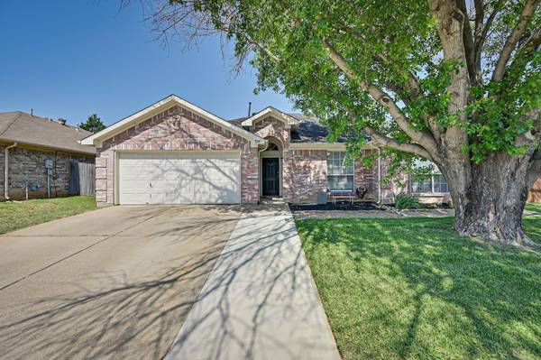 7114 Garden Green Drive, Arlington, TX 76001