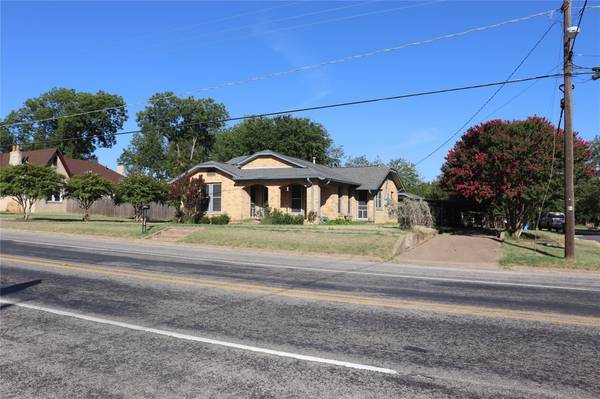 900 S Texas Street, De Leon, TX 76444