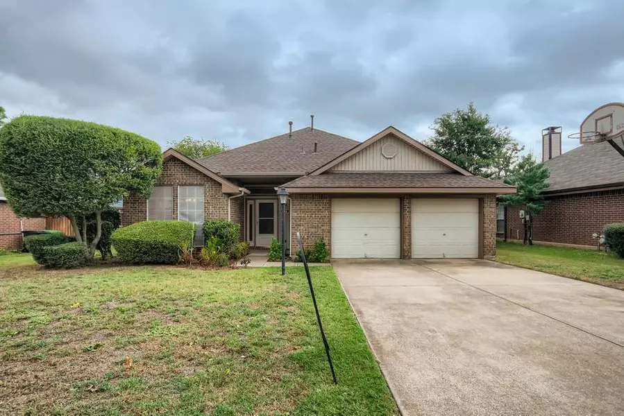 352 Parkview Drive, Hurst, TX 76053