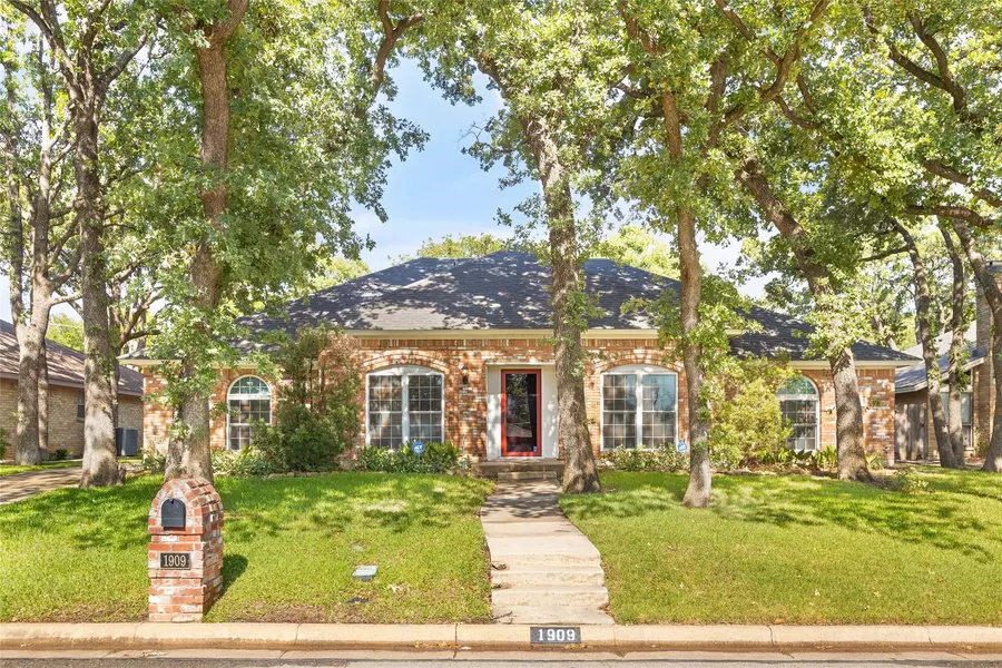 1909 Springbranch Drive, Arlington, TX 76006