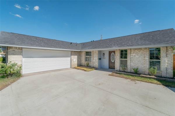 425 W Grenoble Drive, Grand Prairie, TX 75052