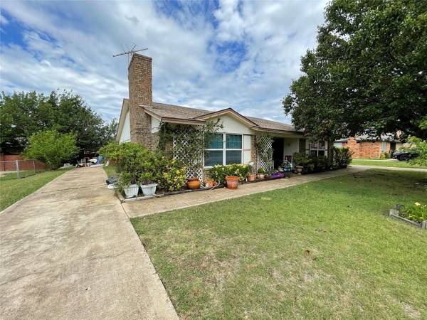 7039 Crosstimbers Lane, North Richland Hills, TX 76182