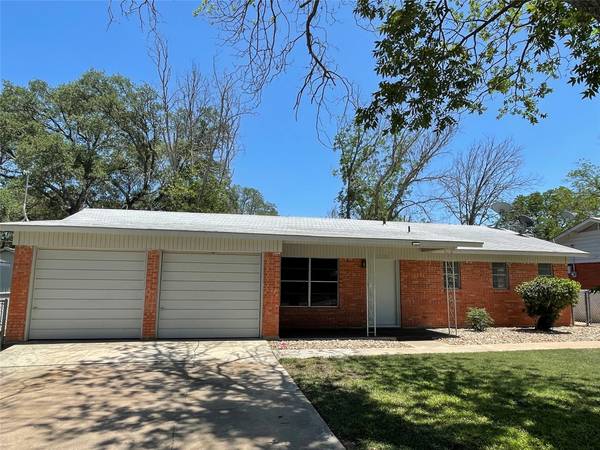 2103 S Pine St Street, Brady, TX 76825