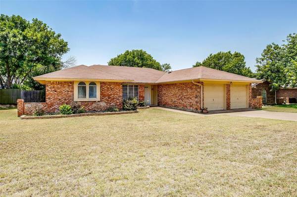 9929 Farmington Drive, Benbrook, TX 76126