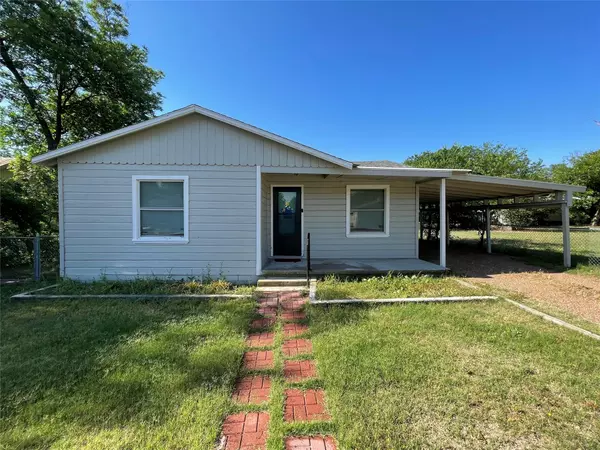 204 E Paine Avenue, Comanche, TX 76442