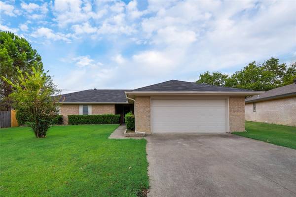 2208 Honey Creek Lane, Arlington, TX 76006