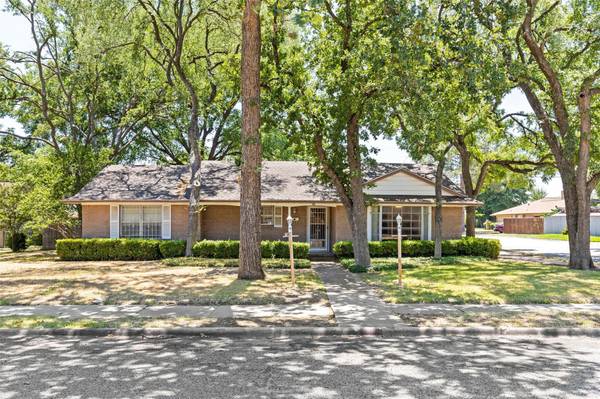 500 Forest Circle, Irving, TX 75062