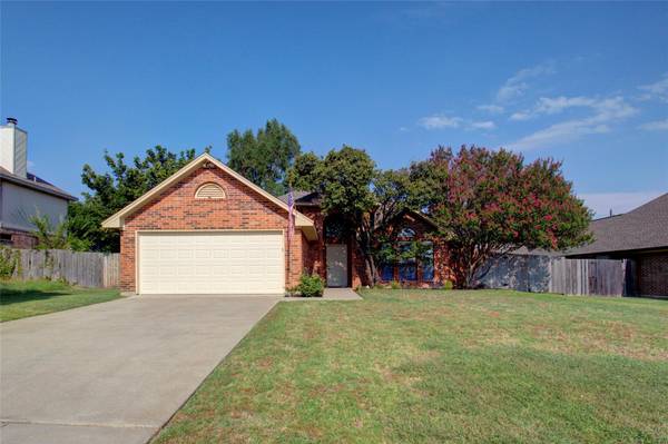 613 Reeves Lane, Kennedale, TX 76060