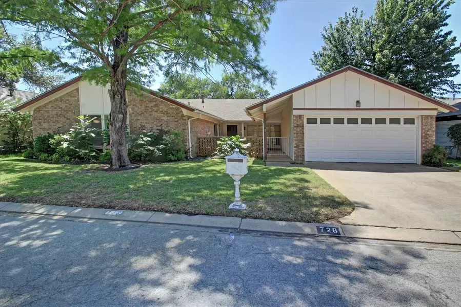 728 Putter Drive, Fort Worth, TX 76112