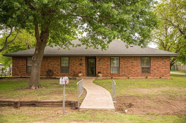 200 W Crump Street, Saint Jo, TX 76265