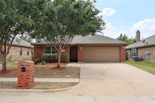 264 Spring Hollow Drive, Saginaw, TX 76131