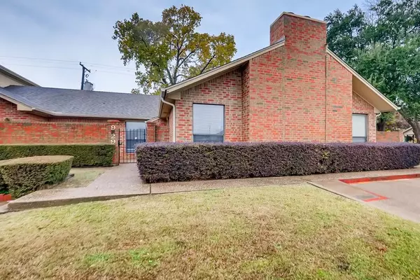 929 CEDARLAND Boulevard, Arlington, TX 76011