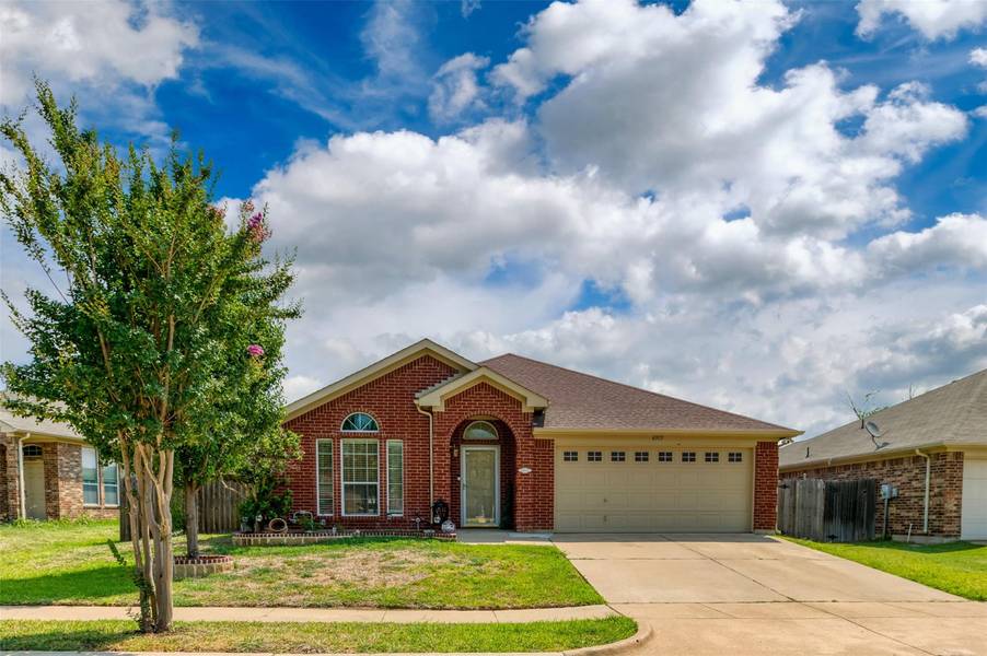 6915 Misty Meadow Lane, Arlington, TX 76002