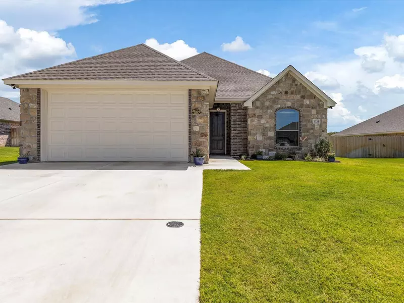 3329 Arrow Creek Drive, Granbury, TX 76049