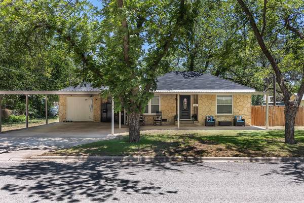 1307 S Walnut Street, Brady, TX 76825