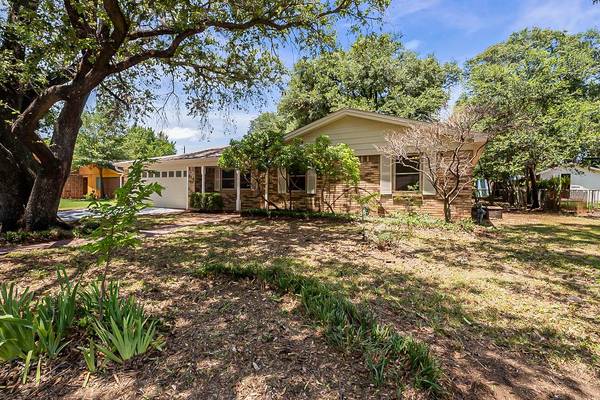 816 Timberhill Drive, Hurst, TX 76053