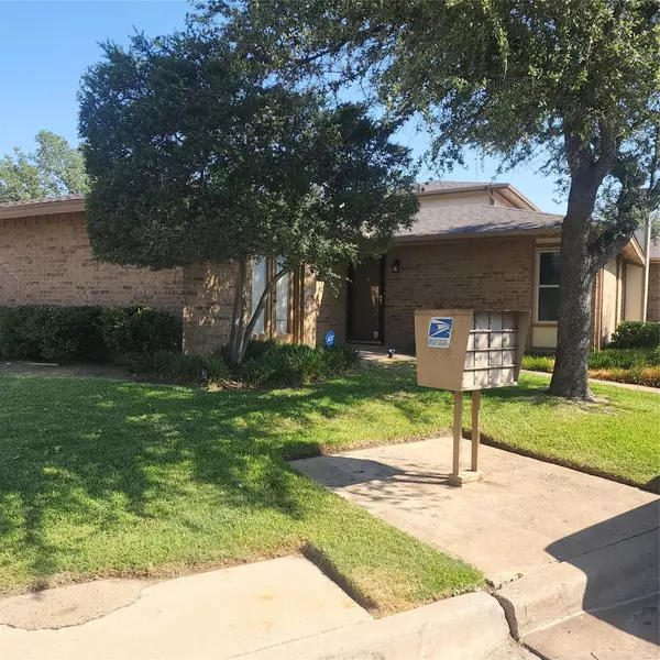 83 Morrow Drive, Bedford, TX 76021