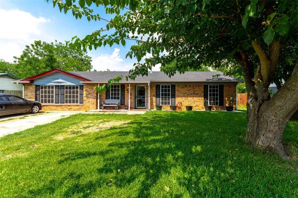 407 Live Oak Drive, Mansfield, TX 76063