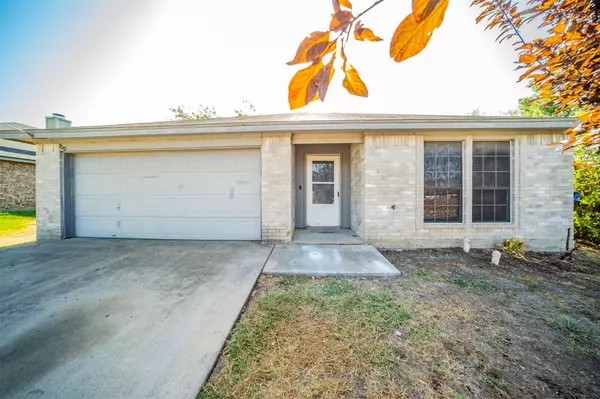 700 Amber Drive, Saginaw, TX 76179